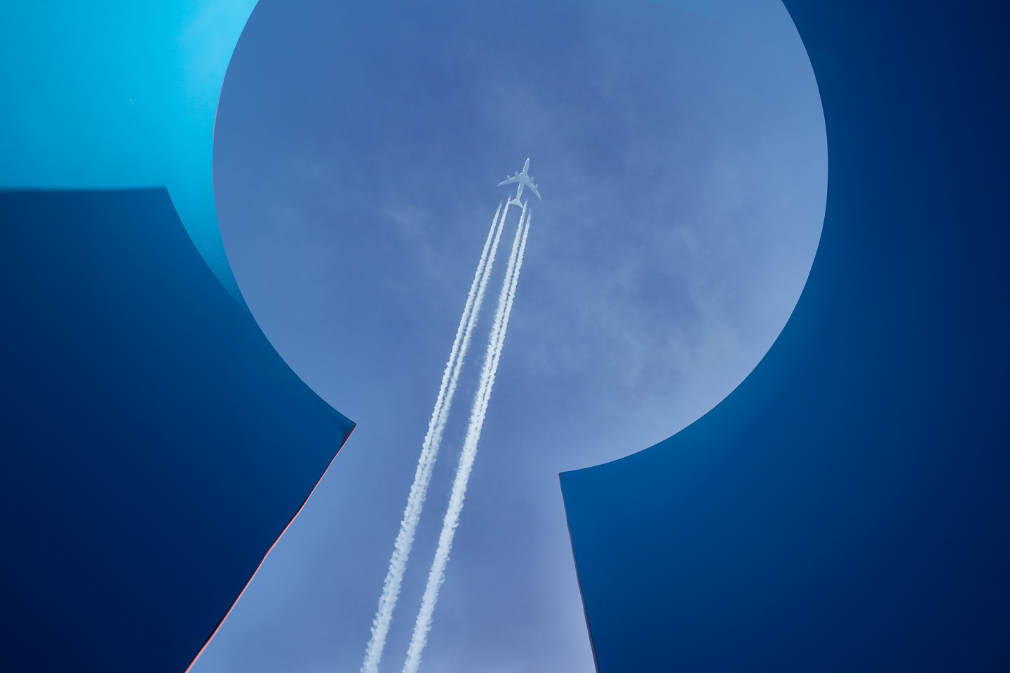 This photograph is taken from inside one of the tubular forms that make up Bernard Schottlander’s Abstract, which beautifully frames the plane flying overhead. 